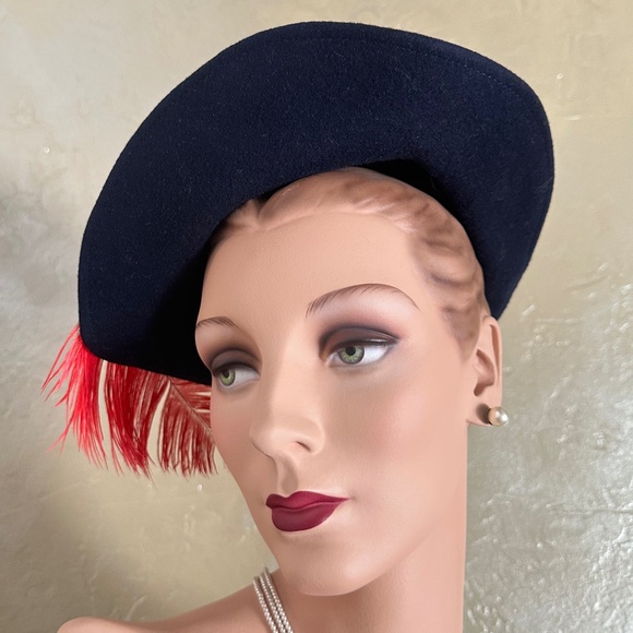 MARVELOUS 1940s\' NAVY FELT HAT WITH RED AND BLACK FEATHERS main image 5